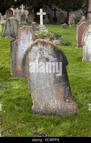 Vieux graviers dans le cimetière de l'église de Sainte Marie, Bruton, Somerset, Angleterre, Royaume-Uni Banque D'Images