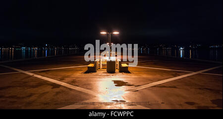 Temps de nuit sur un seul quai situé à Halifax, en Nouvelle-Écosse. Les lumières de la ville d'Halifax sur le port. Banque D'Images