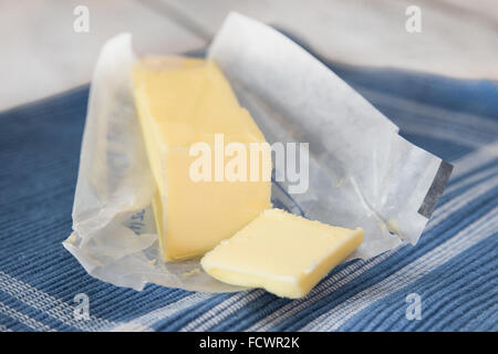 Stick de beurre de fabrique frais dans l'emballage ouvert Banque D'Images