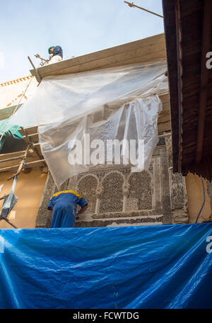 Fes, Maroc - le 14 décembre 2015 : Ouvriers agricoles travaillant sur rehab de Fès El Bali Medina. Fes, Maroc. L'Afrique du Nord. Banque D'Images