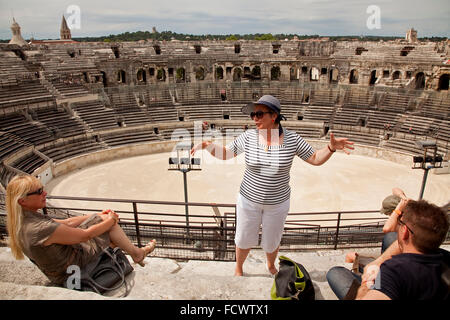 Arènes de Nîmes amphithéâtre romain et torero statue, Nîmes, Gard, France Banque D'Images