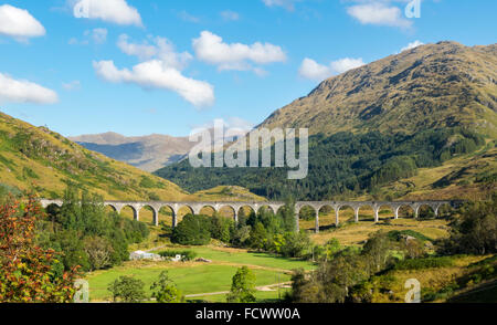 Viaduc de Glenfinnan, prises de la vue à Glenfinnan, Ecosse, Royaume-Uni. Banque D'Images