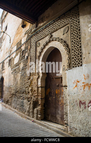 Rue typique de Fès El Bali Medina. Fes, Maroc. L'Afrique du Nord. Banque D'Images