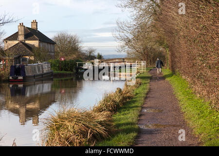 Le canal Kennet et Avon par une journée ensoleillée en janvier. Semington, Wiltshire, Angleterre, Royaume-Uni Banque D'Images