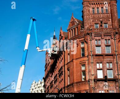 Une plate-forme P 480 Palfinger utilisé pour accéder à la zone du toit d'un bâtiment dans le centre-ville de Nottingham Banque D'Images