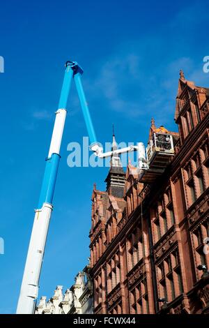 Une plate-forme P 480 Palfinger utilisé pour accéder à la zone du toit d'un bâtiment dans le centre-ville de Nottingham Banque D'Images