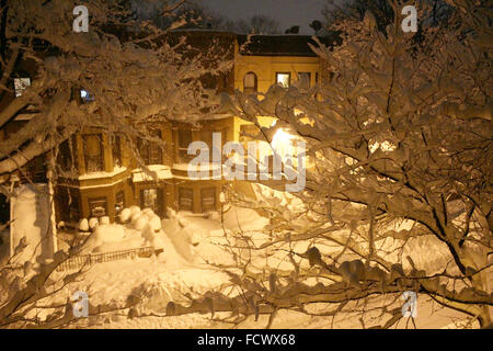 Jonas rue couverte de neige Brooklyn Park Slope grès street light arbres couverts de neige neige scène voitures poubelles de la neige profonde Banque D'Images