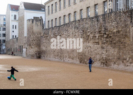 Reste la plus longue des anciens remparts de la ville, Philippe Auguste, plus vieux mur de l'antiquité, Paris, Paris, France. Banque D'Images