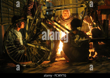 Dhaka, Bangladesh. 26 janvier, 2016. Certaines personnes pauvres eux-mêmes réchauffement autour d'un petit feu alors que l'hiver la température baisse dans la capitale, Dhaka, Bangladesh dans 26 Janvier, 2016. Dans tout le pays a fait moins de cas d'utilisation par temps froid, au cours des derniers jours avec le mercure planant bien au-dessous du niveau normal dans la plupart des domaines, en particulier dans la région du nord comme vague de froid déferle sur différentes régions, affectant la vie normale. Asad Rehman : Crédit/Alamy Live News Banque D'Images