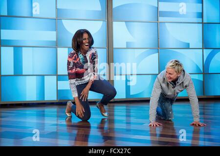 La Première Dame Michelle Obama et Ellen DeGeneres rire en répétition pour une danse avant le 'The Ellen DeGeneres Show' la promotion de la "Let's Move !" 12 mars 2015 à Burbank, CA. Banque D'Images