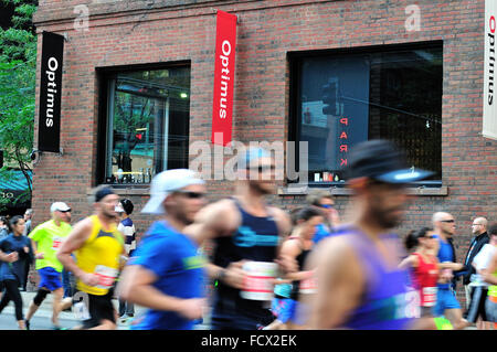Coureurs dans le Marathon de Chicago 2015 blur à l'approche de la marque d'un mille sur Grand Avenue de la 26,2 milles. Banque D'Images