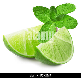 Tranches de lime avec les feuilles de menthe isolé sur le fond blanc. Banque D'Images