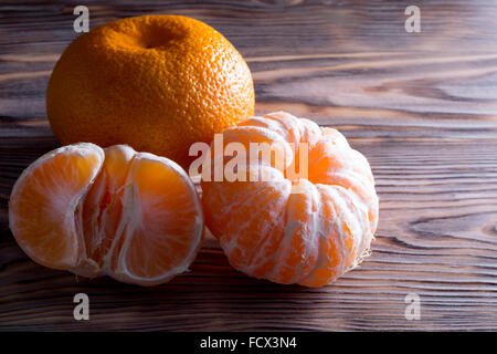 La mandarine sur le fond en bois. Banque D'Images