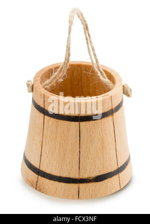 Seau en bois isolé sur le fond blanc. Banque D'Images