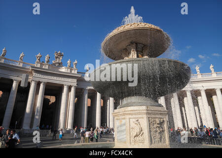 Fontaine de la Place Saint Pierre par Carlo Maderno ; Fontaine Maderno, Cité du Vatican Banque D'Images