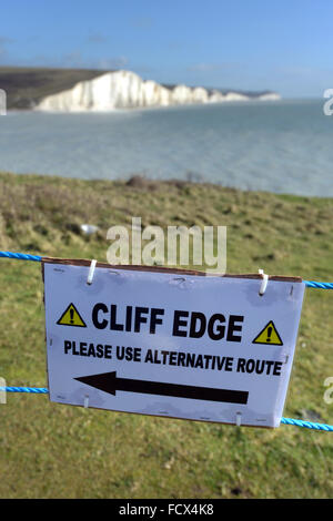 L'érosion des falaises côtières dangereuses, de l'espoir près de Gap les Sept Soeurs, East Sussex. UK Banque D'Images