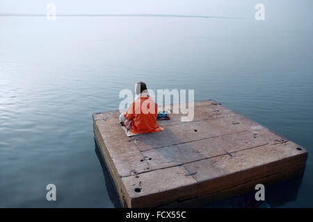 Lever du soleil à Varanasi, la méditation par Yogi / sadhu / sur les bords du Gange, Inde Banque D'Images