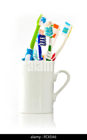 Les buissons de dent dans un mug blanc Banque D'Images