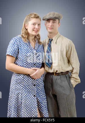 Des couples de jeunes travailleurs dans les vêtements vintage, 40s Banque D'Images