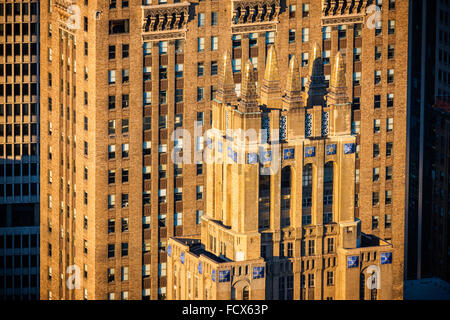 La lumière de l'après-midi illumine les façades et détails architecturaux de gratte-ciel art déco dans le centre de Manhattan. New York City Banque D'Images