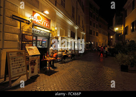 Restaurant dans une étroite rue pavée, à Rome, Italie Banque D'Images