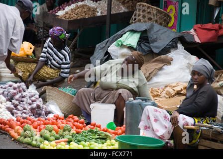 Les femmes titulaires de décrochage en marché de Mombasa Banque D'Images