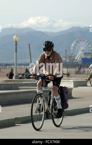 Vieil homme à vélo le long de la plage de Santa Monica, Californie Banque D'Images