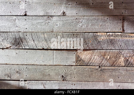 Le bois brut wall plan large capture la lumière et l'ombre d'un mur en bois non poncé Banque D'Images