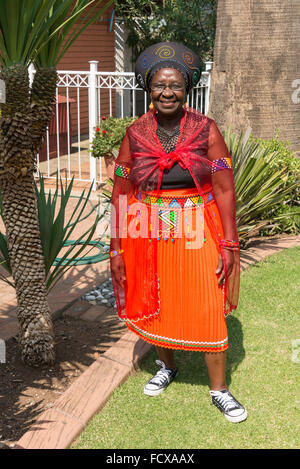 Zulu femme en costume traditionnel, Selcourt, ressorts, East Rand, la Province de Gauteng, Afrique du Sud Banque D'Images