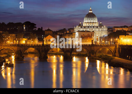 Tiber avec pont Sant'Angelo et la basilique Saint Pierre à Rome, Italie Banque D'Images