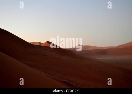 Dunes de sable géantes à l'aube à Sossusvlei, Namibie, Afrique Banque D'Images