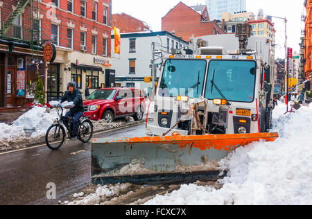 Chasse-neige sur la Grande Rue dans la Petite Italie de New York City après Blizzard Jonas dans l'hiver de 2016 Banque D'Images