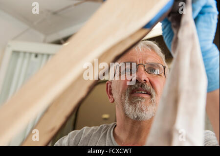 Des artisans qualifiés créer de beaux cadres en bois à partir de bois brut pour créer, haut de gamme cher des vélos. Banque D'Images