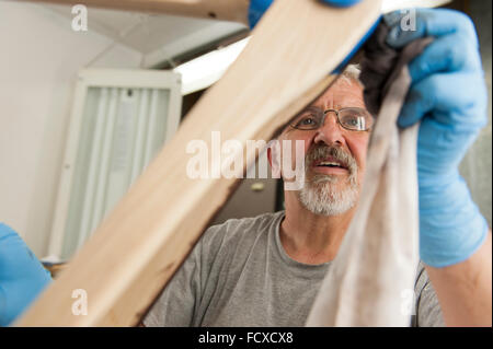 Des artisans qualifiés créer de beaux cadres en bois à partir de bois brut pour créer, haut de gamme cher des vélos. Banque D'Images