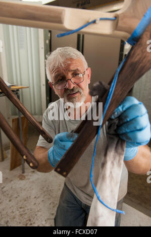 Des artisans qualifiés créer de beaux cadres en bois à partir de bois brut pour créer, haut de gamme cher des vélos. Banque D'Images