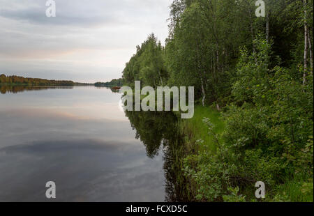 Vue panoramique sur la rivière Kemijoki près de Rovaniemi, Finlande au cours de l'une des "Nuits Blanches" de l'été. Banque D'Images