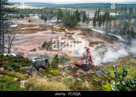 Vue de l'artiste les pots de peinture dans le Yellowstone Banque D'Images