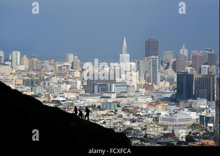 San Francisco vue de Twin Peaks avec grimpeurs en premier plan. Banque D'Images