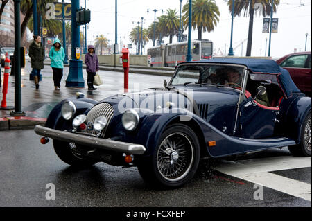 Conduite de voiture classique à San Francisco un jour de pluie Banque D'Images