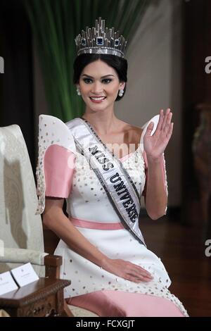 Manille, Philippines. 26 janvier, 2016. Miss Univers 2015 Pia Alonzo Wurtzbach des Philippines les vagues pendant sa visite de courtoisie avec le Président philippin Benigno S. Aquino III à l'Malacanan Palace à Manille, Philippines, le 26 janvier 2016. Wurtzbach a été couronnée Miss Univers le mois dernier dans un drame-remplie après le spectacle du spectacle, le comédien Steve Harvey hôte, mal lu sa fiche aide et initialement annoncé Miss Colombie en tant que gagnant avant de s'excuser et dire Wurtzbach avait gagné. Credit : Rouelle Umali/Xinhua/Alamy Live News Banque D'Images