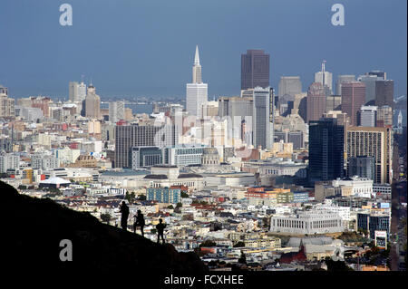 San Francisco vue de Twin Peaks avec grimpeurs en premier plan. Banque D'Images