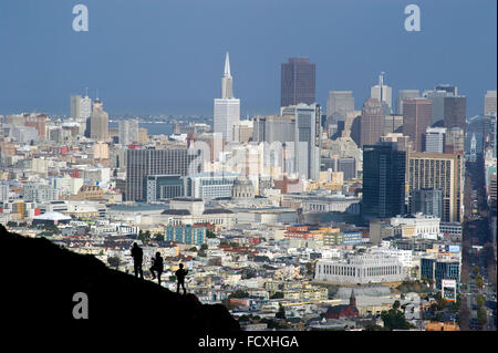 San Francisco vue de Twin Peaks avec grimpeurs en premier plan. Banque D'Images