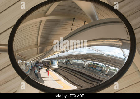 Train arrivant en gare Gautrain Rhodesfield, Rhodesfield, Kempton Park, la Province de Gauteng, Afrique du Sud Banque D'Images