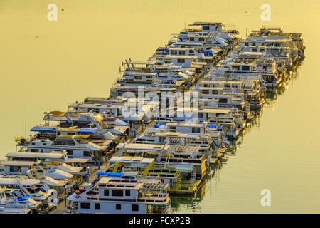 Port de plaisance sur le lac Shasta, Californie Banque D'Images