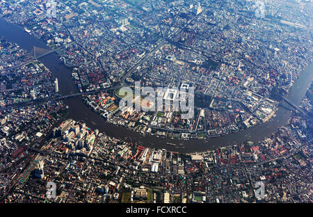 Vue aérienne du centre-ville, centre historique et de la rivière Chao Phraya, Bangkok Yai District et District, Bangkok Bangkok Noi Banque D'Images