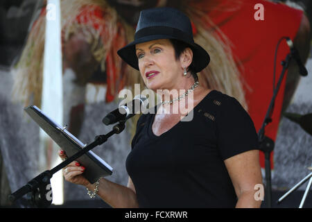 Sydney, Australie. 26 janvier 2016. Yabun 2016 au parc Victoria, Camperdown est une célébration de l'Aboriginal & Torres Straight Islander Cultures. Pour de nombreux autochtones de l'Australie, laquelle marque l'anniversaire de l'arrivée de la première flotte est connu comme Jour d'invasion, de sorte qu'ils ont leur propre célébration. Sur la photo : Lord Mayor, Clover Moore. Credit : Crédit : Copyright 2016 Richard Milnes / Alamy Live News Banque D'Images