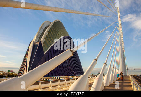 El Pont de l'Assut de l'or et l'Agora, dans la Cité des Arts et des Sciences. Valence, Espagne. Banque D'Images