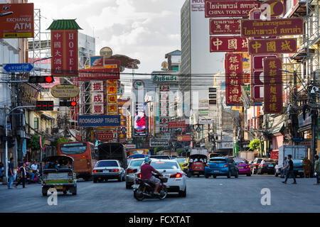 Yaowarat Road dans le quartier chinois, les gens et les voitures, la rue commerciale, panneaux publicitaires, enseignes au néon, Bangkok, Thaïlande Banque D'Images