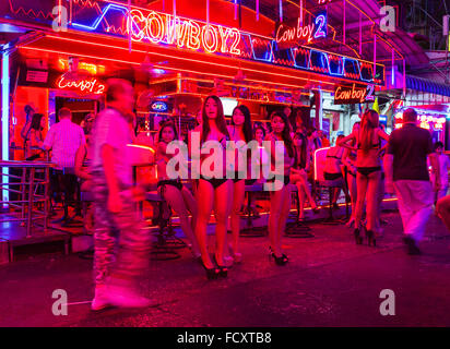 Vie nocturne, Soi Cowboy Red Light District, les filles se tient en dehors de bar, d'Asoke Road, Sukhumvit, Bangkok, Thaïlande Banque D'Images