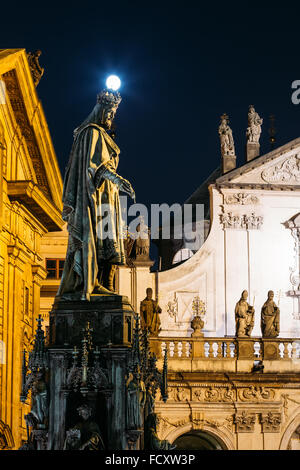 Vue de nuit sur la statue du roi tchèque Charles IV à Prague, République tchèque. Du vrai pleine lune au-dessus de la couronne. Banque D'Images